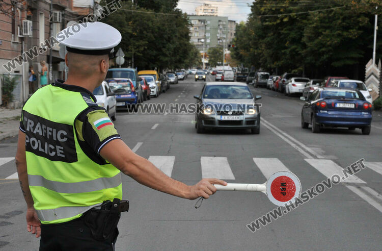 17-годишен удари с юмрук полицай при опит да му свали табелите на колата