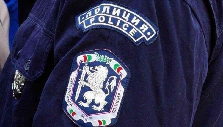 Заловиха 61 нелегални мигранти в камион в Бургас