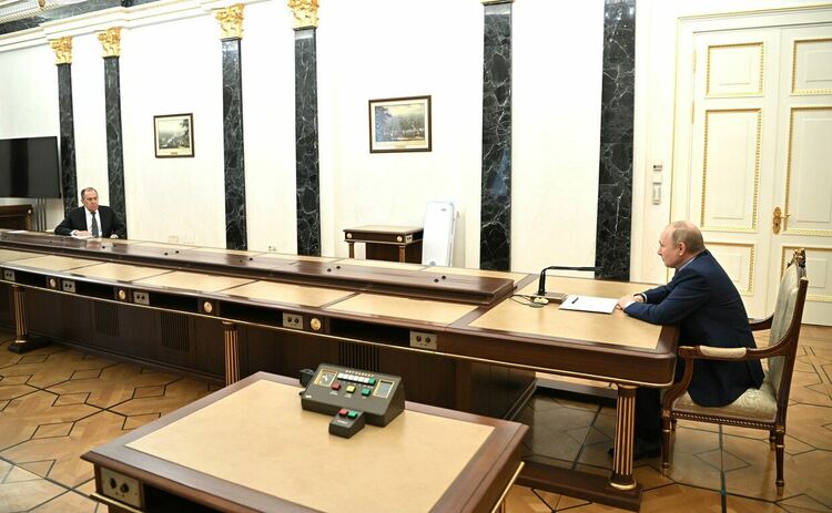 Лавров докладва на Путин: Възможностите за диалог не са изчерпани