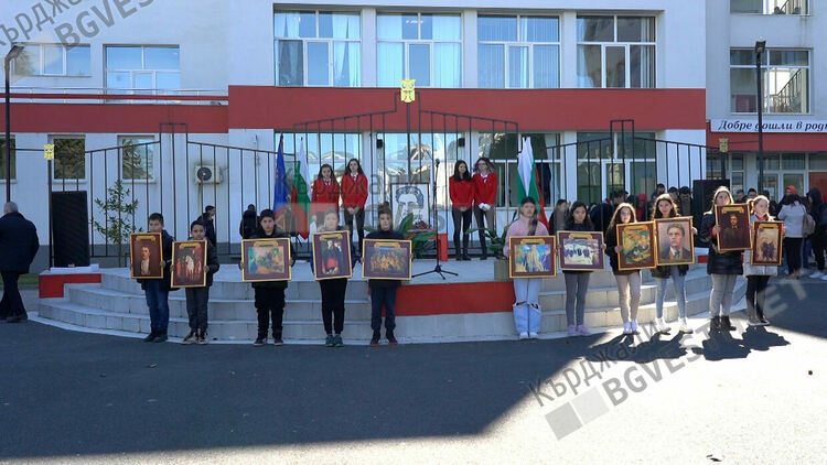 еТВ:Славейковци почетоха Апостола с масово рецитиране