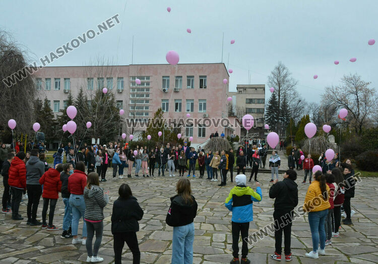Флашмоб в ПГДС в Световния ден против тормоза в училище 