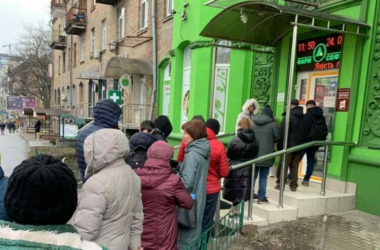 В Киев се извиха опашки пред банкомати, аптеки и бензиностанции