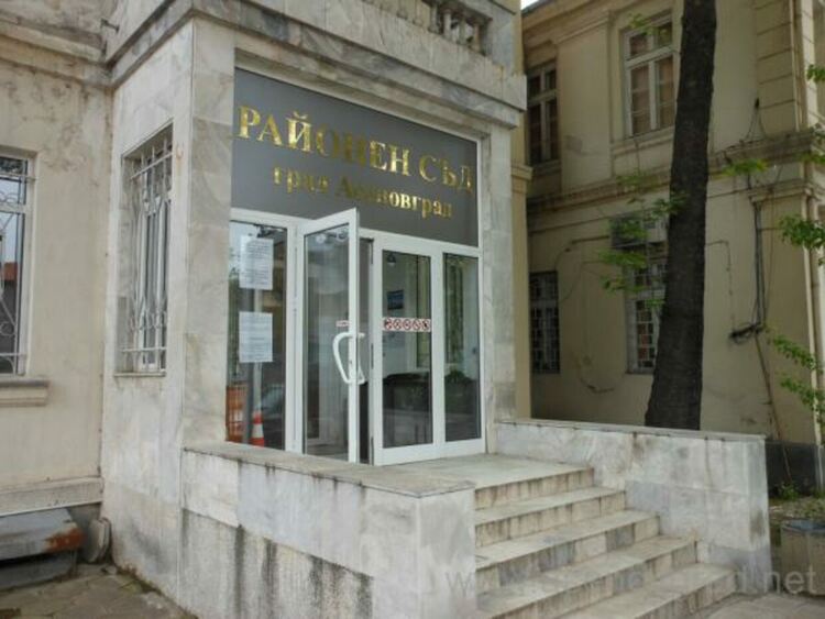 Задържаха двама братя за серия от измами 