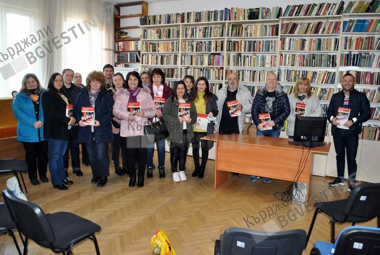 Бизнесменът Илхан Емин дари на читалищата в Община Кърджали сборника „Българският ислям”