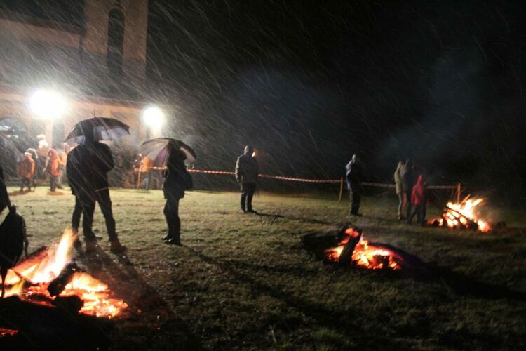 Огнени чавги полетяха в Бряст на Сирни Заговезни