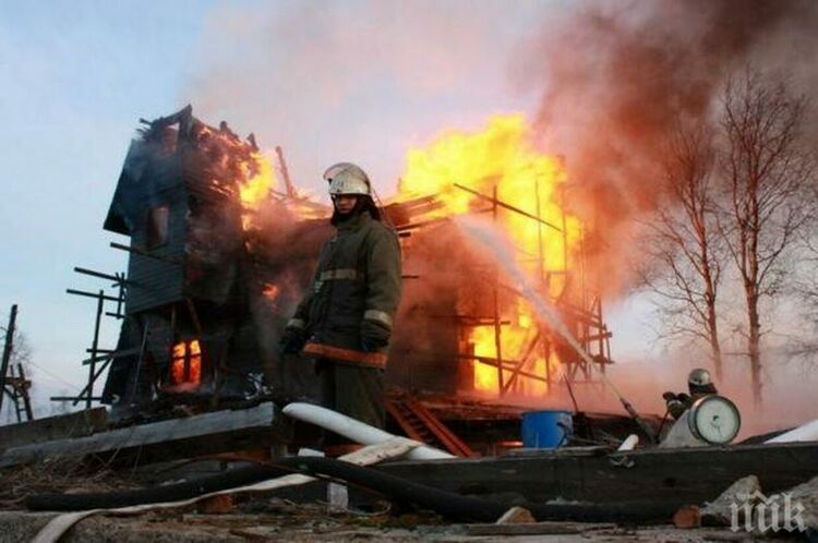 Пожар избухна в къща в Девин
