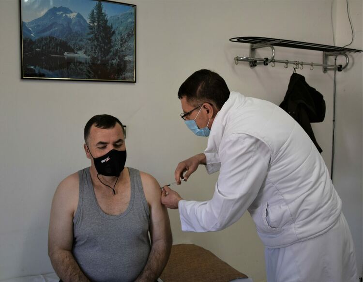 Броят на заразените  с COVID 19 в областта спада,с това и броят на ваксиниращите се,вчера са едва 7 души