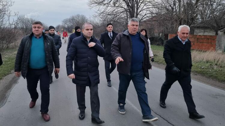 Обручище вдига блокадата на пътя за Гълъбово, вицепремиерът Гроздан Караджов обеща ремонт