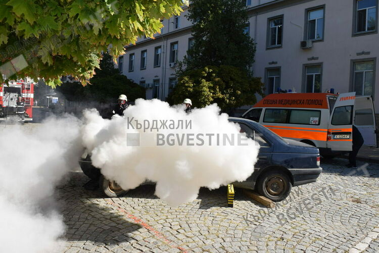 "Фолксваген" се запали по време на движение в Кърджали