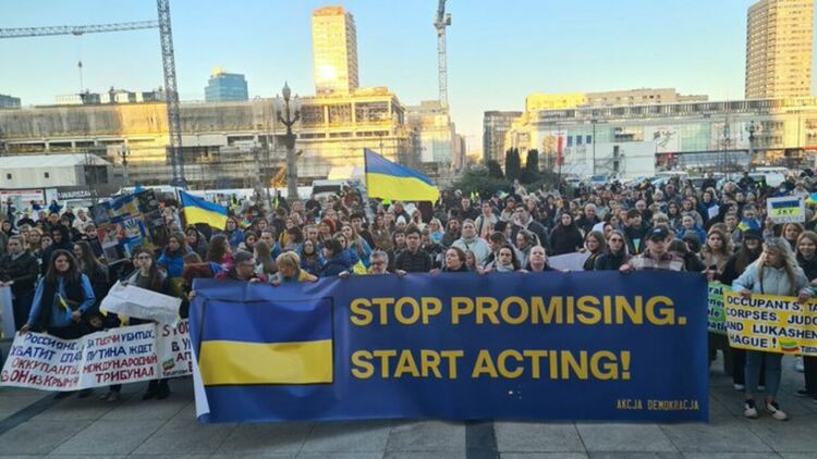 Варшава посрещна Байдън с украински знамена