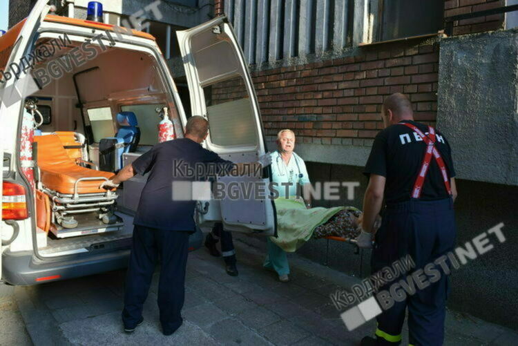 Спасители помогнаха на спешни медици в транспортиране на пациент в Кърджали
