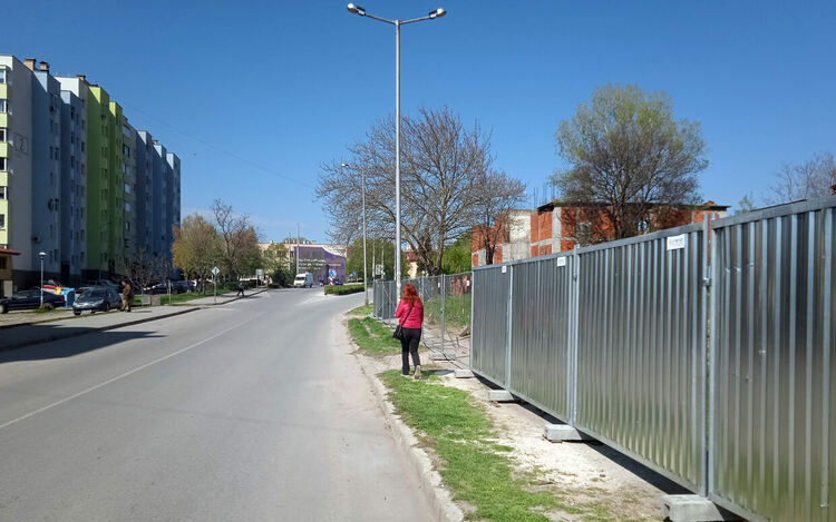 Подновяват строителството на църквата в „Орфей“, хасковлия недоволства от огражденията