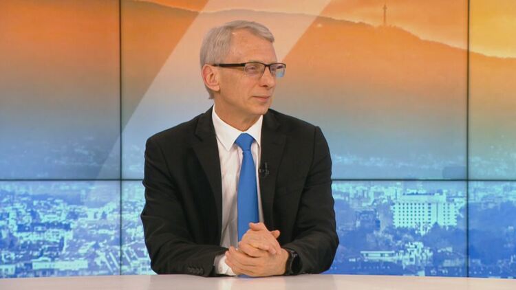 Министър Денков: За тройка на матурите трябва да се познава поне една трета от материала