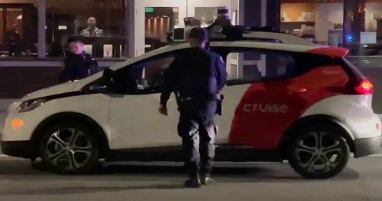 Полицаи спряха кола без шофьор, тя избяга