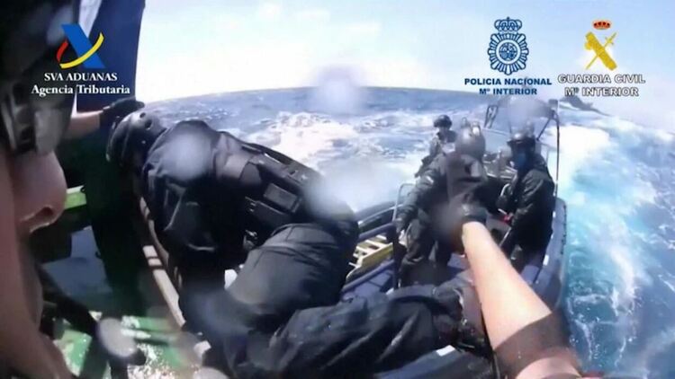 Екшън в открито море: Испанската полиция залови близо 3 тона кокаин