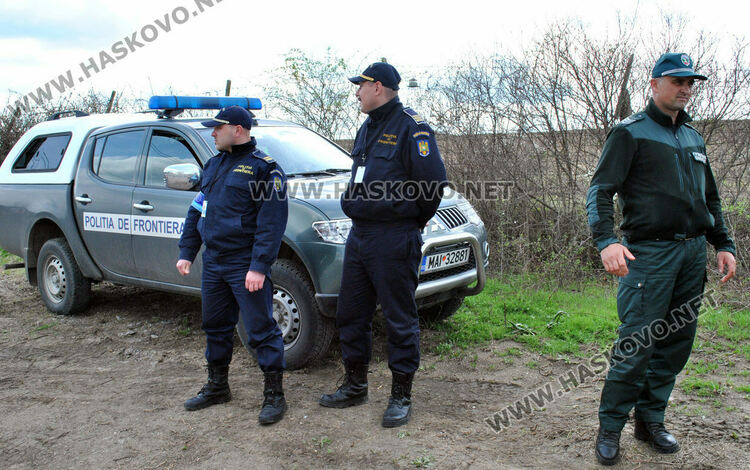 Задържаха двама мъже за подпомагане на нелегални мигранти