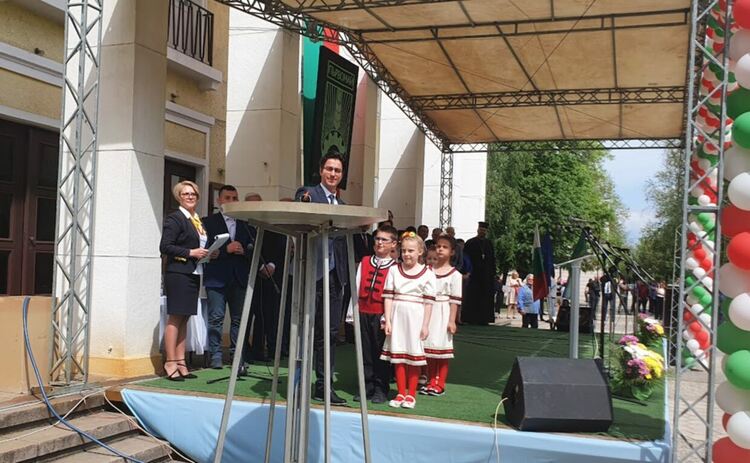 Министърът на културата запали огъня на Майските празници в Първомай