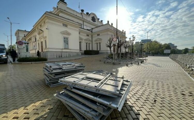 Новата пленарна сесия започва с два протеста - един 'за' и един 'против' военната помощ