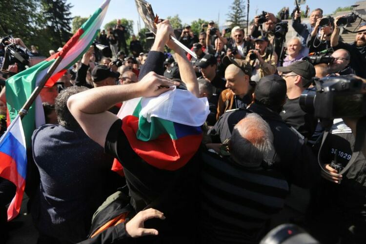 Напрежение пред Паметника на съветската армия, изляха жълта и синя боя върху монумента