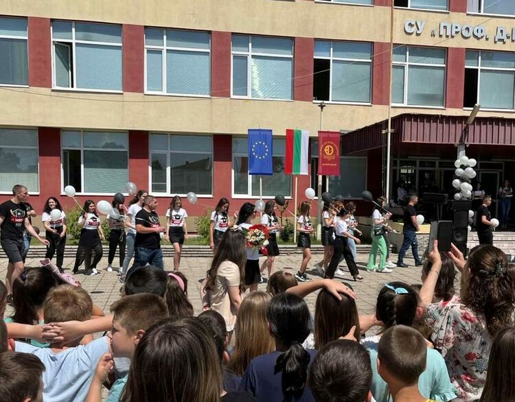 Училище "Златаров" изпрати поредния випуск