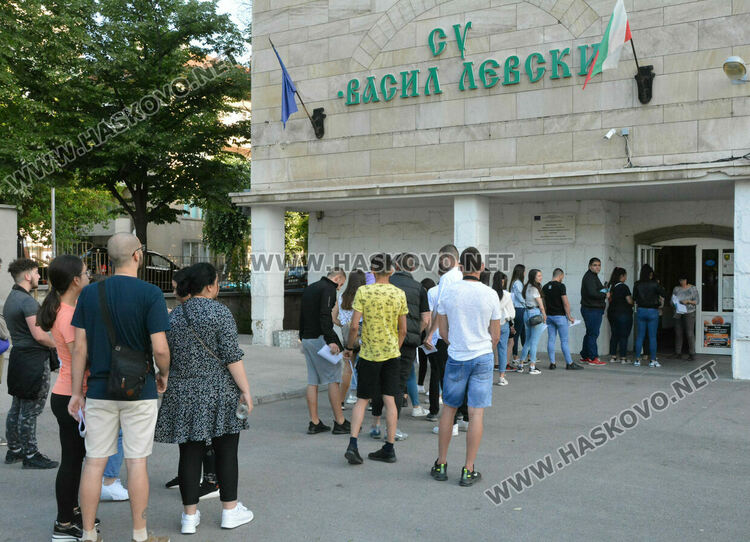 72 абитуриенти не се явиха на матурата по БЕЛ. Няма закъснели заради протеста на превозвачите