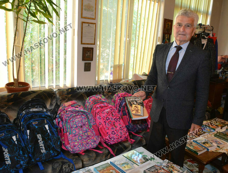 Хасковски тракийци даряват раници и книги на децата от българското Неделно училище в Одрин