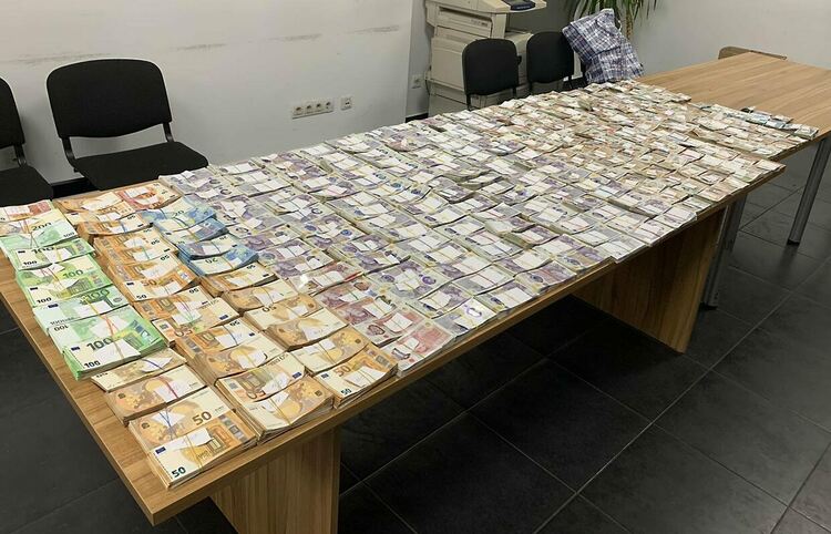 Стюард на автобус разкрит с  1, 2 млн.лв. в чанти на Капитан Андреево