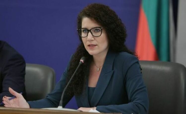 Ще изслушват Константинова в НС заради решението ѝ за бежанците