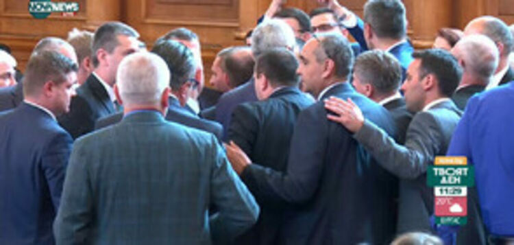 Спречкване между депутати в Народното събрание