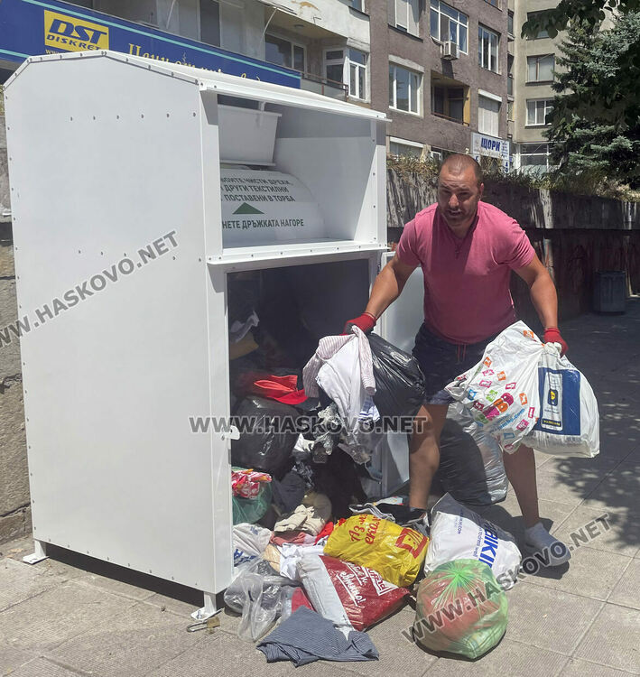 Хасковлии напълниха контейнерите за дрехи и обувки