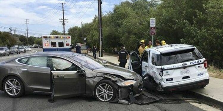 Колите на Tesla с автопилот са на крачка от изтегляне след катастрофи