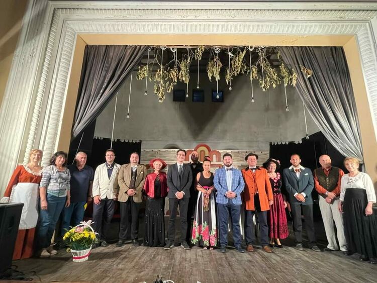 Местните театрали представиха пиесите си извън Първомай