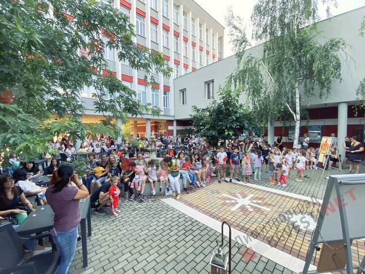 Музика, магия, танци, Астор, Сенко, факира Мити в лятна читалня на ГБ