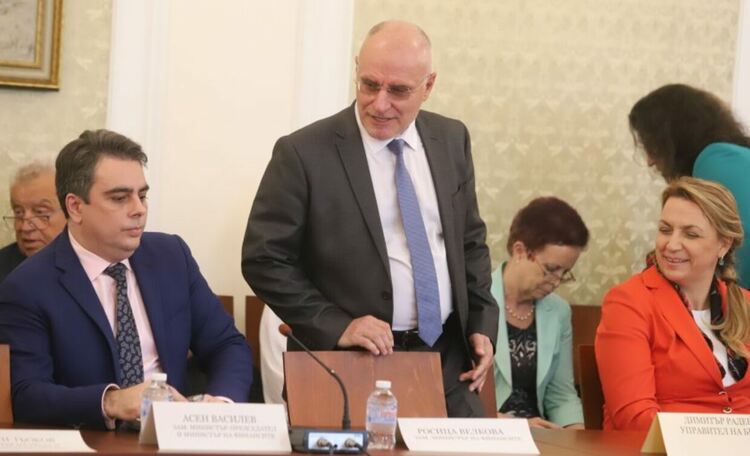 Управителят на БНБ сигнализира за опасности покрай приемането на бюджета