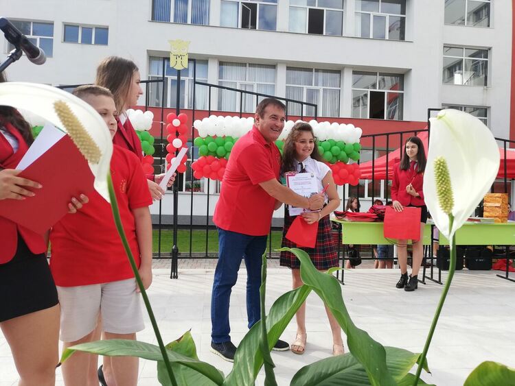 150 грамоти и "Ваканция, здравей" за учениците от 4 до 6 клас в "Славейков"