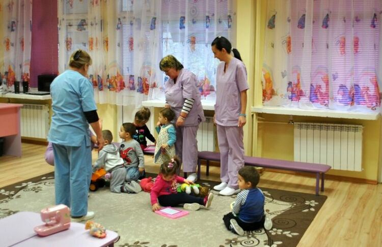 Обсъждат промени в яслената грижа, за да не се закриват групи