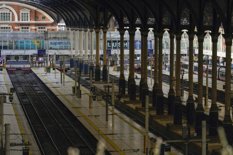 Мащабна железопътна стачка блокира Великобритания, метрото в Лондон спря