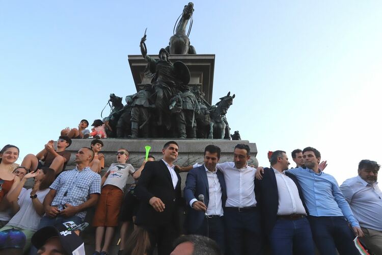 Някой натисна спирачката. Светкавичната война срещу правителството утихва