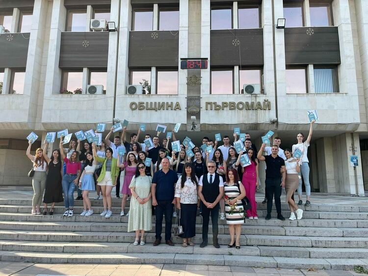 Зрелостниците на "Златаров" получиха дипломите си