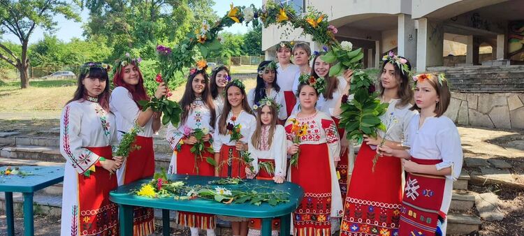 100 деца празнуваха Еньовден в ОДК