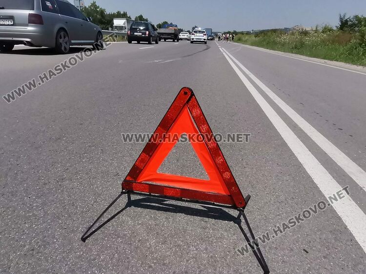 Водач избяга след катастрофа, прибраха го в болница с опасност за живота
