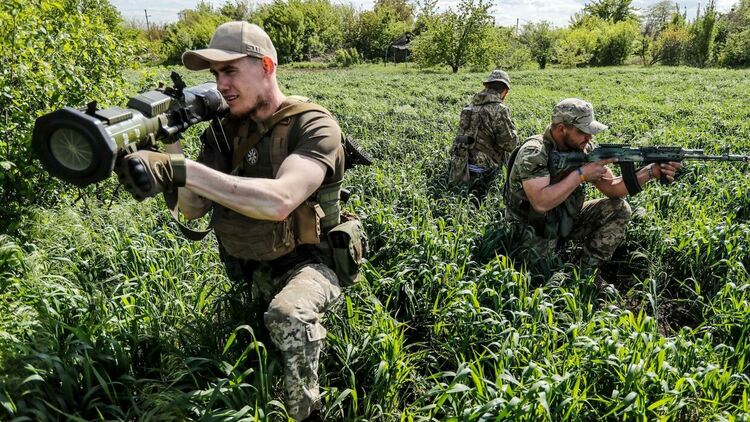Таймс: Украйна трупа милионна армия, за да си върне окупираните от Русия южни територии