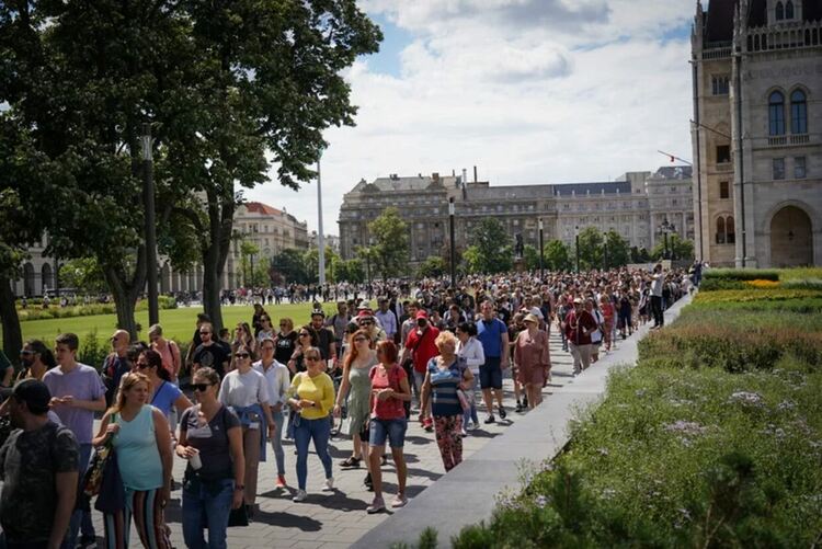 Протест срещу вдигането на данъците блокира централен мост в Будапеща