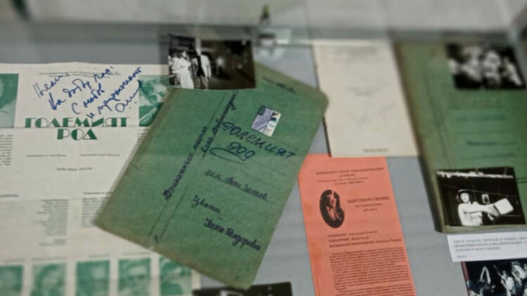 Изложбата „Съкровищата на държавните архиви“ остава в Перник до края на лятото