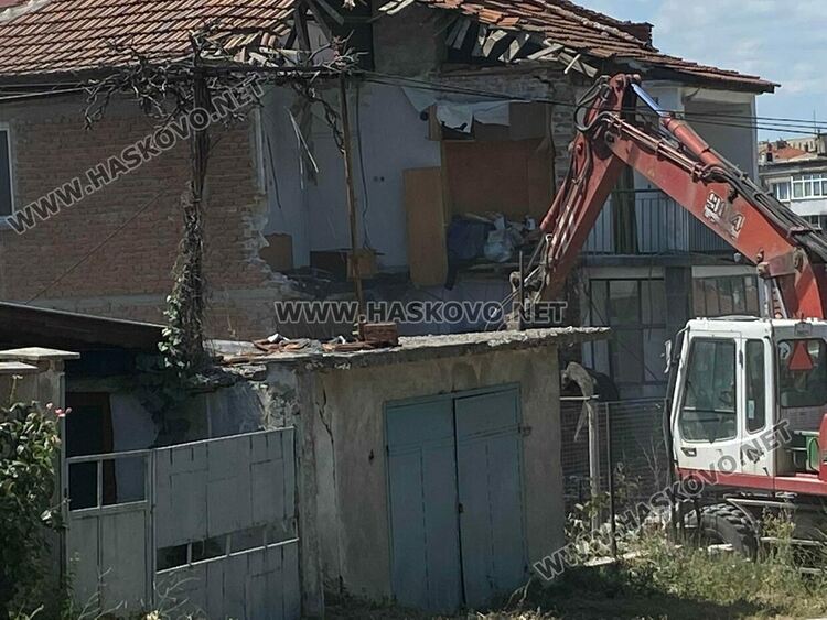 Събарят рухналата къща при строеж на ул. „Байкал“