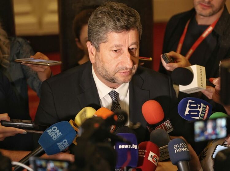 Имаме едно единствено задължение - да се опитаме да реализираме третия мандат, заяви Христо Иванов