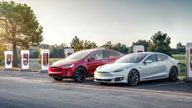 Tesla инсталира зарядна станция в трети град в България