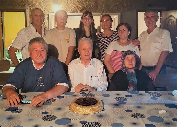 Юмер и Мердие Хасанови от Широко поле отпразнуваха 70 години съвместен семеен живот 