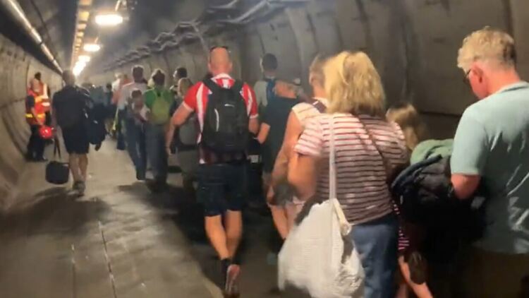 Пътници заседнаха с часове в тунела под Ламанша