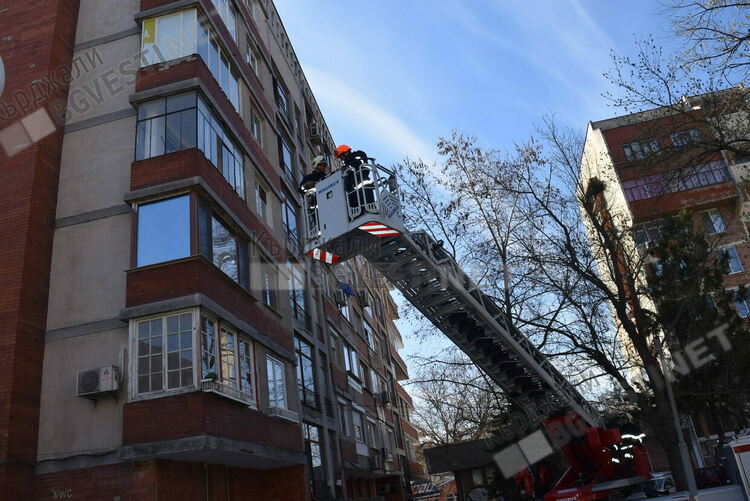 Пожарникари проникнаха през тераса на апартамент в Кърджали, откриха стопанина мъртъв